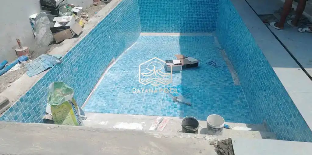 Kolam renang berbentuk lingkaran dan keramik berwarna biru.