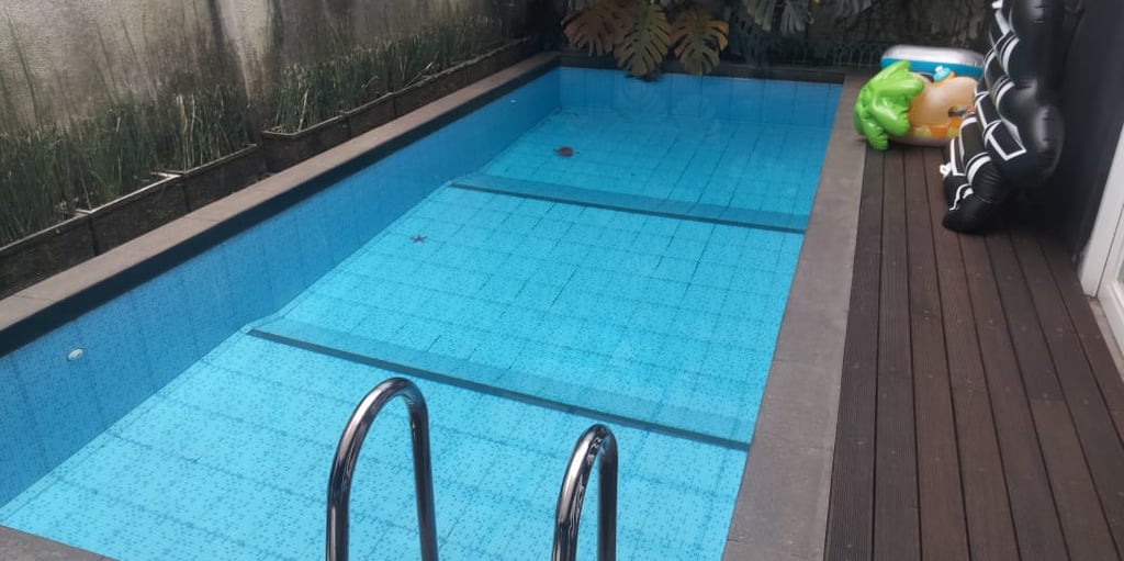 Kolaml renang minimalis dengan trap, cocok untuk keluarga.