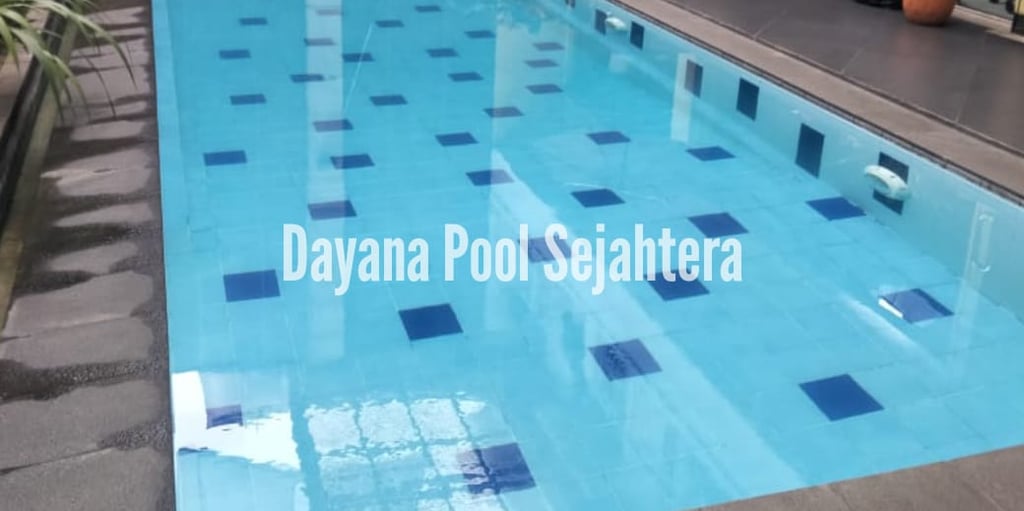 kolam renang sederhana dengan keramik roman berwarna biru muda dan motif biru tua.