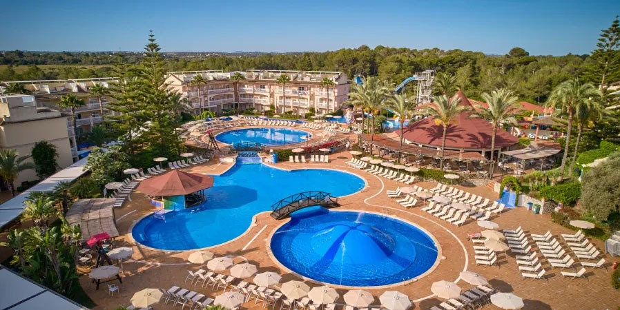 Swimming Pools and Sun Loungers at Zafiro Can Picafort