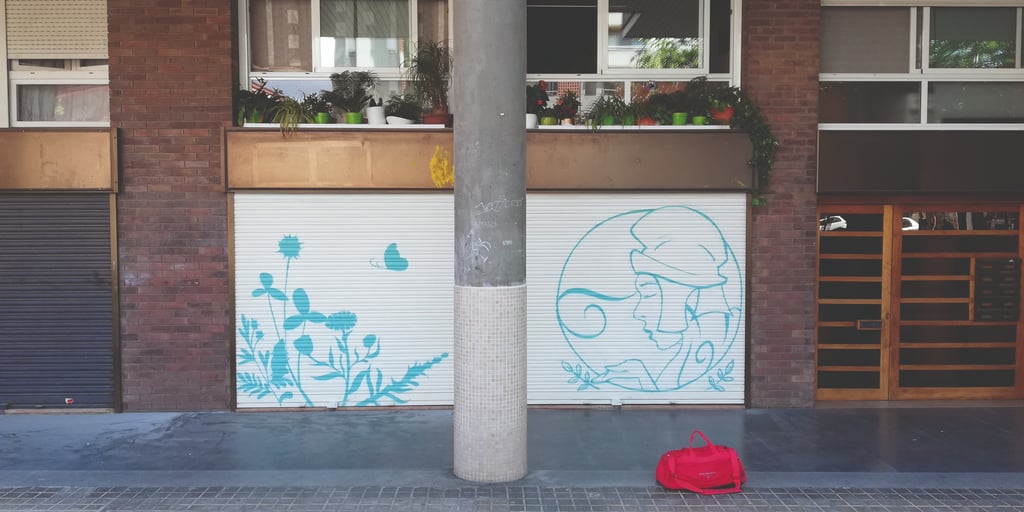 Pintura decorativa, graffiti en persianas de farmacia, sabadell, Barcelona, spray, cierres metálico