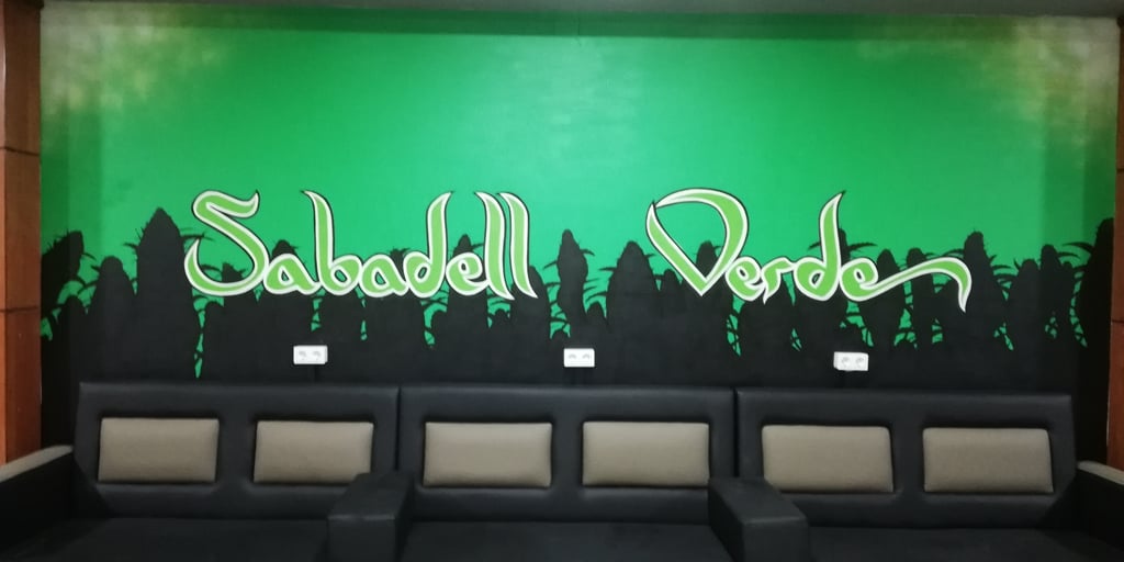 Graffiti mural en pared interior de Asociación cannábica. Madrid, Tarragona