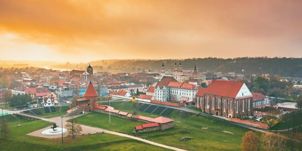 Kauno senamiestis ir pilis saulėlydžio metu