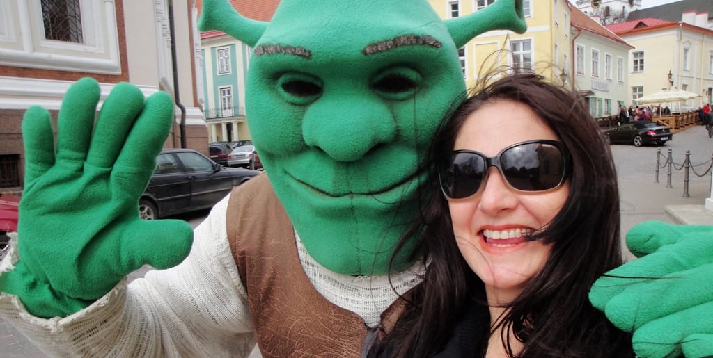 foto da autora em atividade ao ar livre ao lado do shrek em Tallin