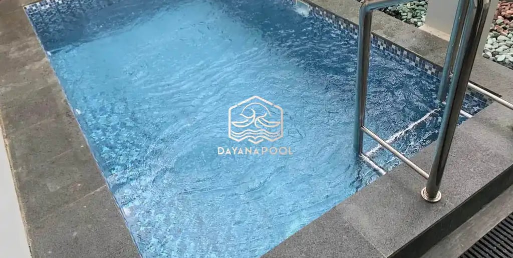 kolam renang dengan keramik roman biru muda dan biru tua