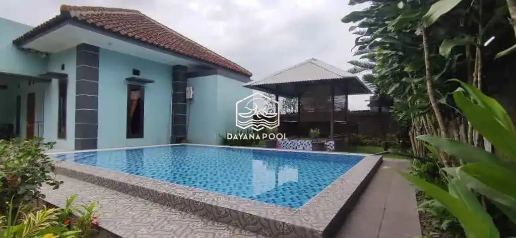 kolam renang terawat dan indah yang siap digunakan sepanjang hari
