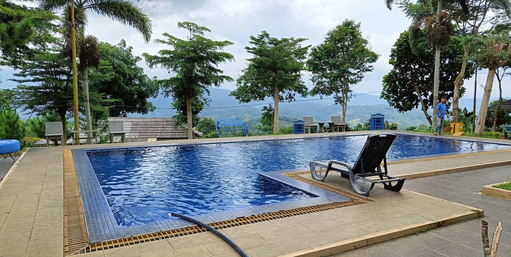 Kolam Renang di villa buatan dayanapool