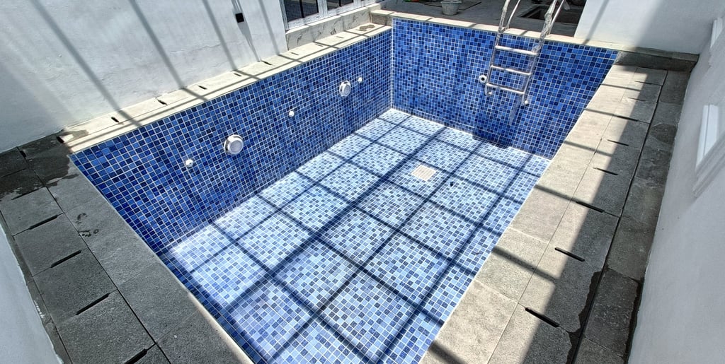 kolam renang minimalis oleh dayanapool