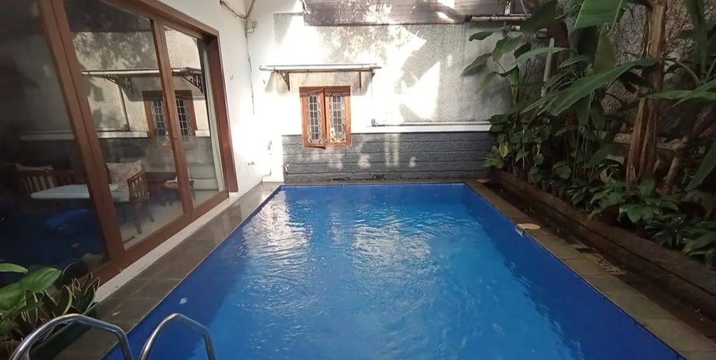 kolam renang terawat dan indah yang siap digunakan sepanjang hari