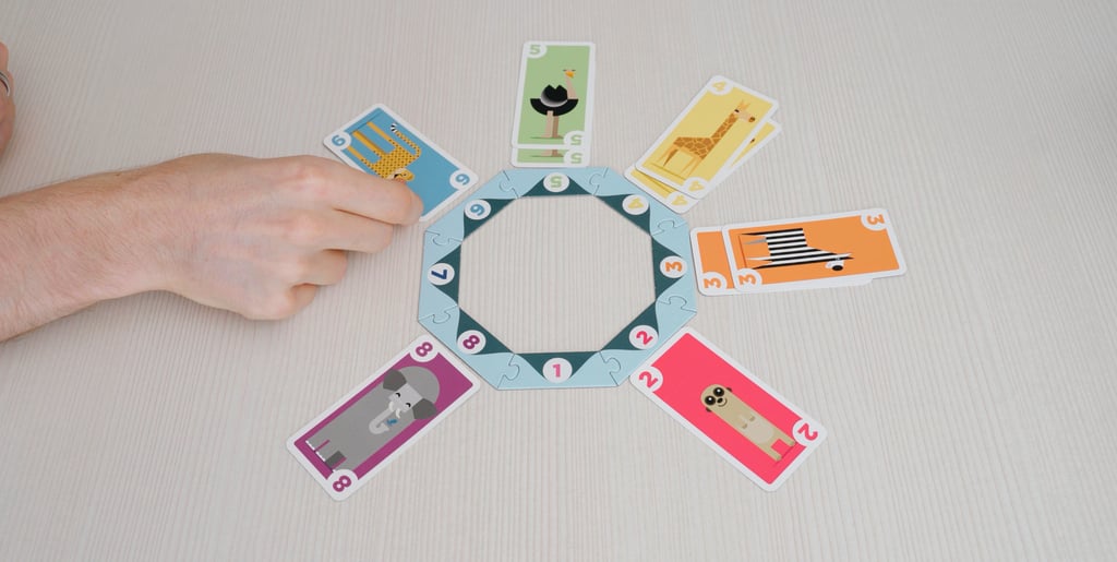 Ant stalo sudėtos Kariba žaidimo kortos