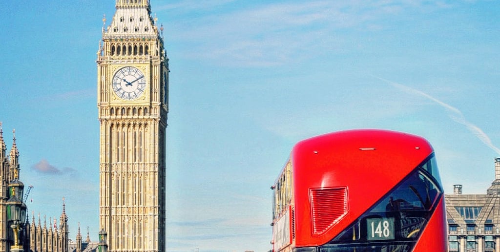 Un bus rouge à deux égates sur le pont de Westminster roulant en direction d'Elizabeth Tower Big Ben