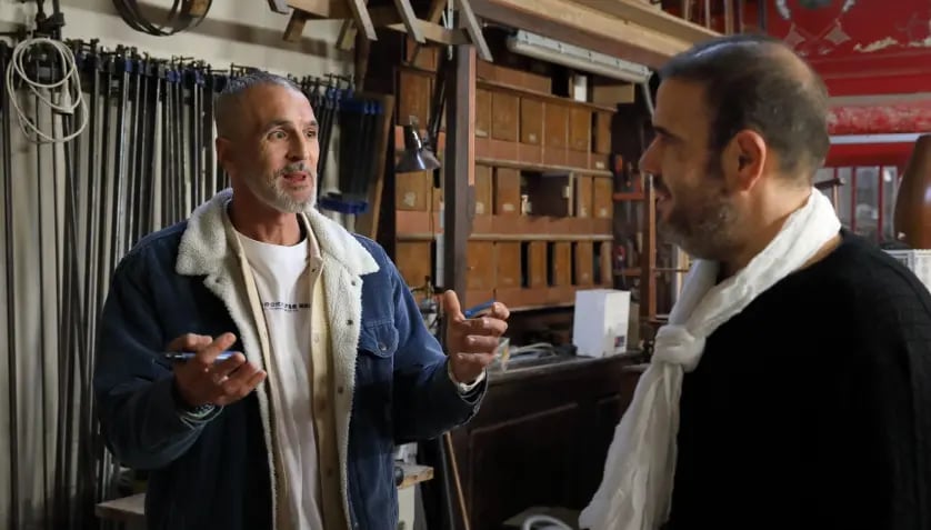 rencontre pro entre un artisan menuisier et mikacreations artisan fondeur bronze discutant d un futur projet professionnel