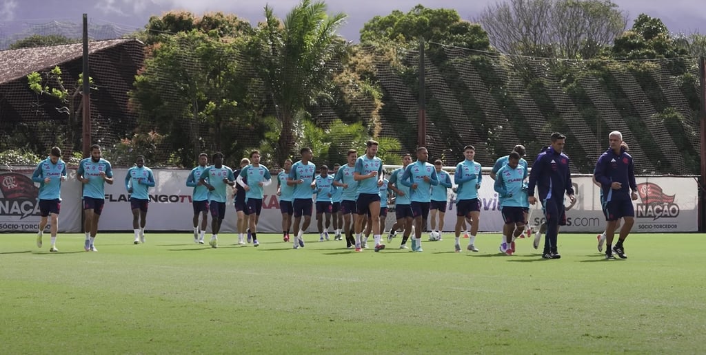Elenco do Flamengo em treino. Importante balizador para titularidade.