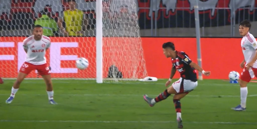 Luiz Araújo em finalização perigosa contra o Internacional, pela Libertadores.