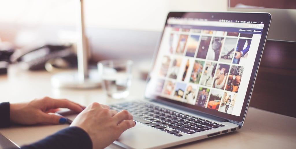 Detaljan prikaz programskog koda na ekranu laptopa – tehnička optimizacija i popravka grešaka na veb