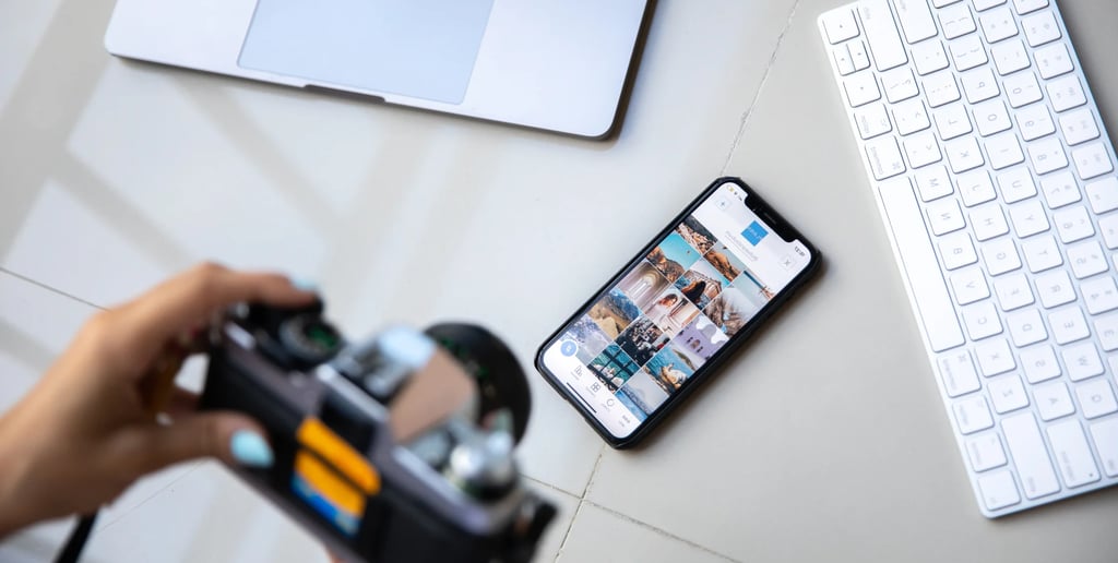 Osoba drži analognu kameru iznad pametnog telefona sa prikazom Instagram grida – vizuelni prikaz zna
