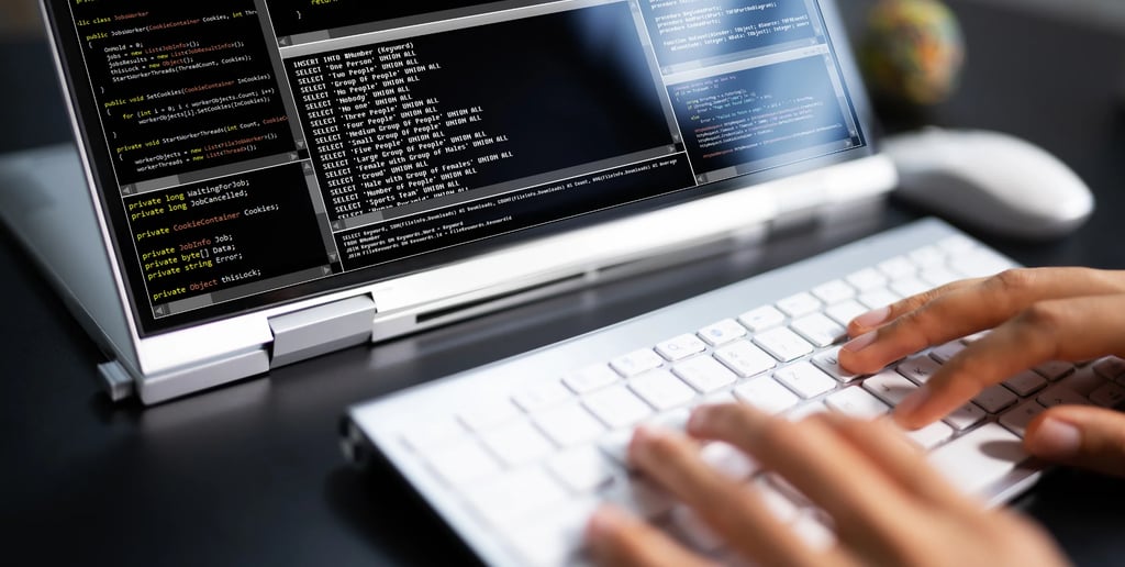 Prikaz kompleksnog koda i SQL upita na laptopu – identifikacija i rešavanje skrivenih tehničkih prob