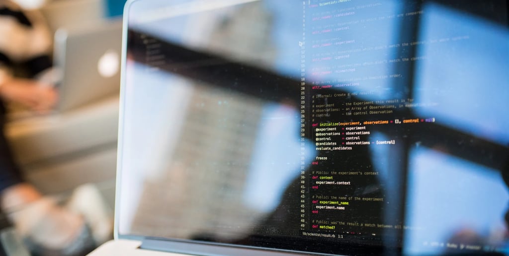 Detaljan prikaz programskog koda na ekranu laptopa – tehnička optimizacija i popravka grešaka na veb