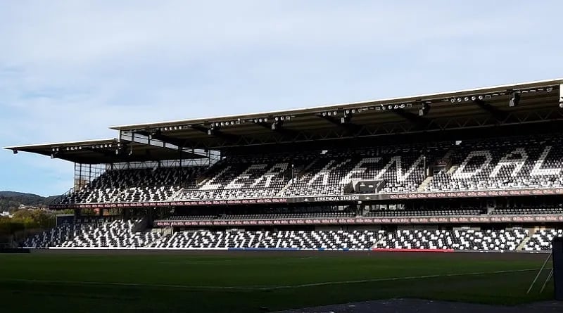 Luftaufnahme des Lerkendal Stadions in Trondheim – Heimspielstätte von Rosenborg BK, umgeben von Stadt und norwegischer Lands