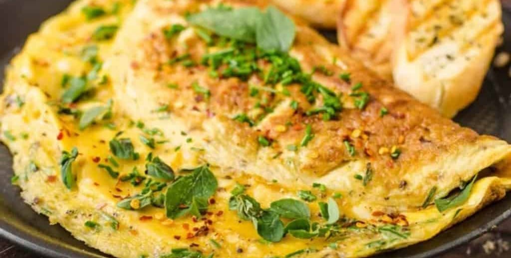 Omelete proteico de espinafre e frango