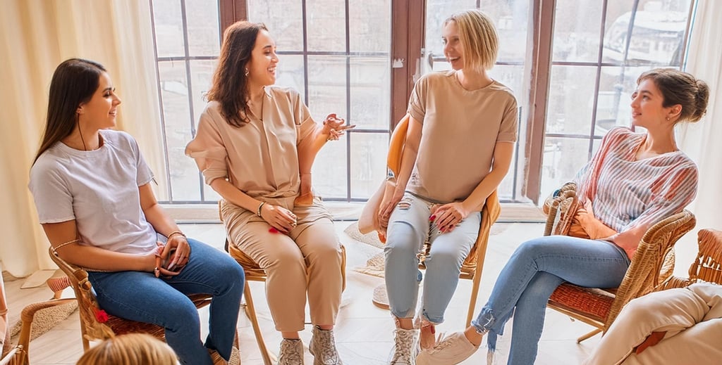femmes assises en cercle qui parlent entre elles lors d'un groupe de parole