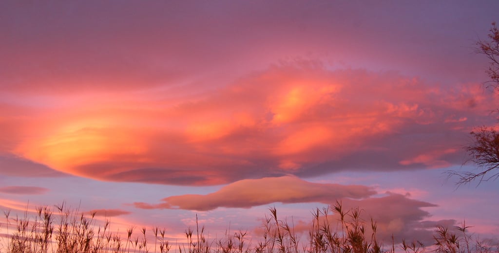 Fotografía de la artista Eva Mas/ Jhevva. Un atardecer ardiente en colores rojos y naranjas