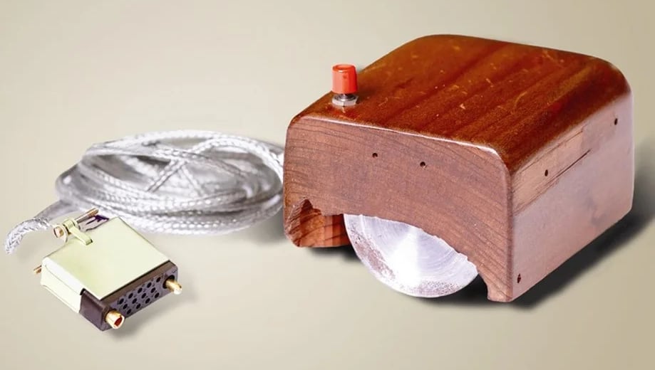 Primeiro mouse de madeira criado por Douglas Engelbart em 1964