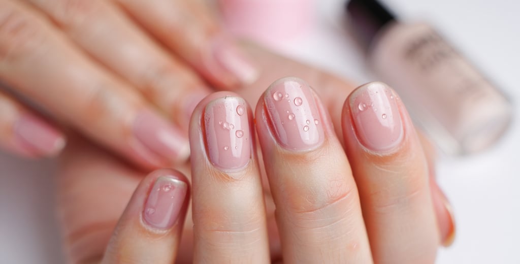 unghie grasse e umide con goccioline d'acqua