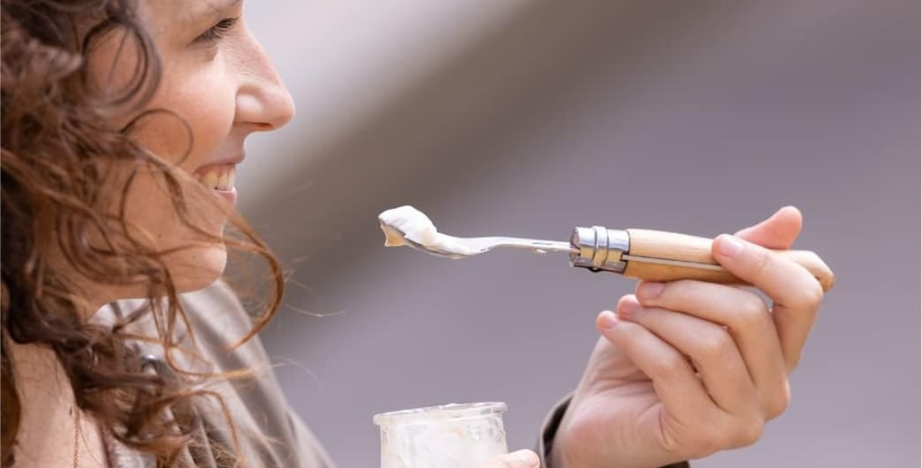 femme mange avex une fourchette