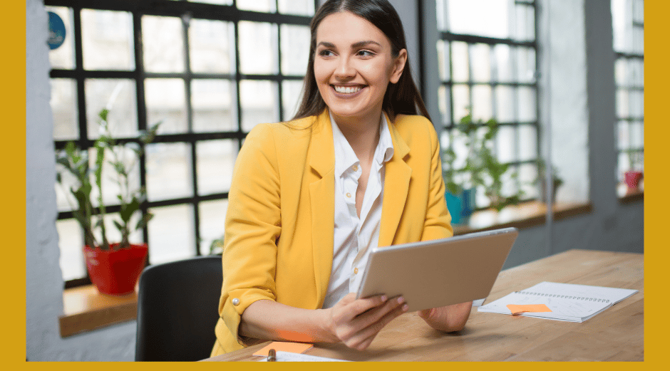 Mujer trabajando y sonriendo en un escritorio