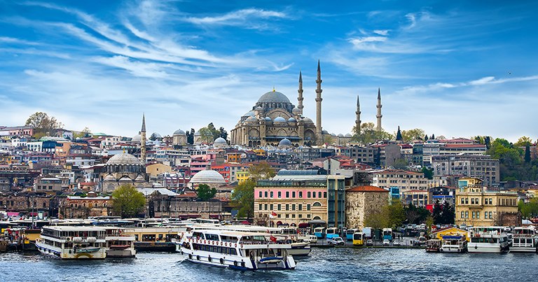 Panoramablick über Istanbul mit berühmten Sehenswürdigkeiten wie Hagia Sophia, Blauer Moschee und Bosporus – kulturelles Herz
