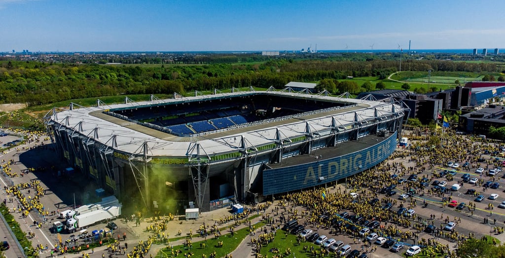 Brøndby Stadion aus der Vogelperspektive, Heimat des dänischen Fußballclubs Brøndby IF mit gelb-blauen Fanfarben
