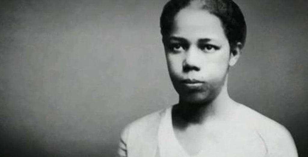 foto preto e branco de mulher negra jovem usando blusa clara cabelo escuro preso antonieta de barros