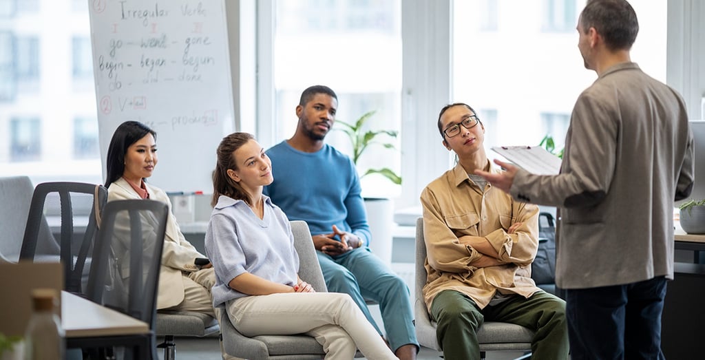 Sesi pelatihan karyawan yang dikelola HR di era digital.