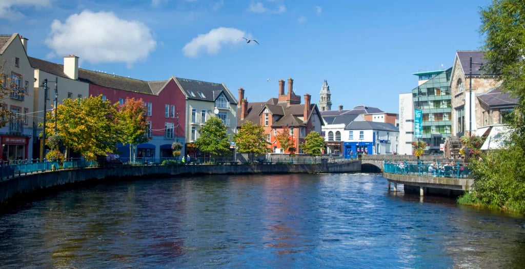 Stadt Sligo im Nordwesten Irlands mit Fluss und urbaner Landschaft
