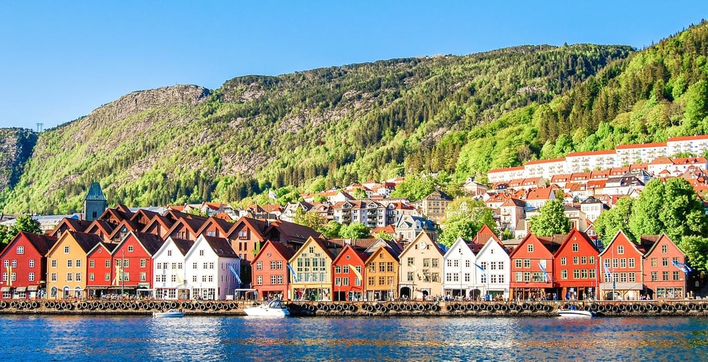 Stadt Molde in Norwegen mit Fjordblick, umgeben von Bergen und Küstenlandschaft im Hintergrund, moderne kleine Fjordstadt