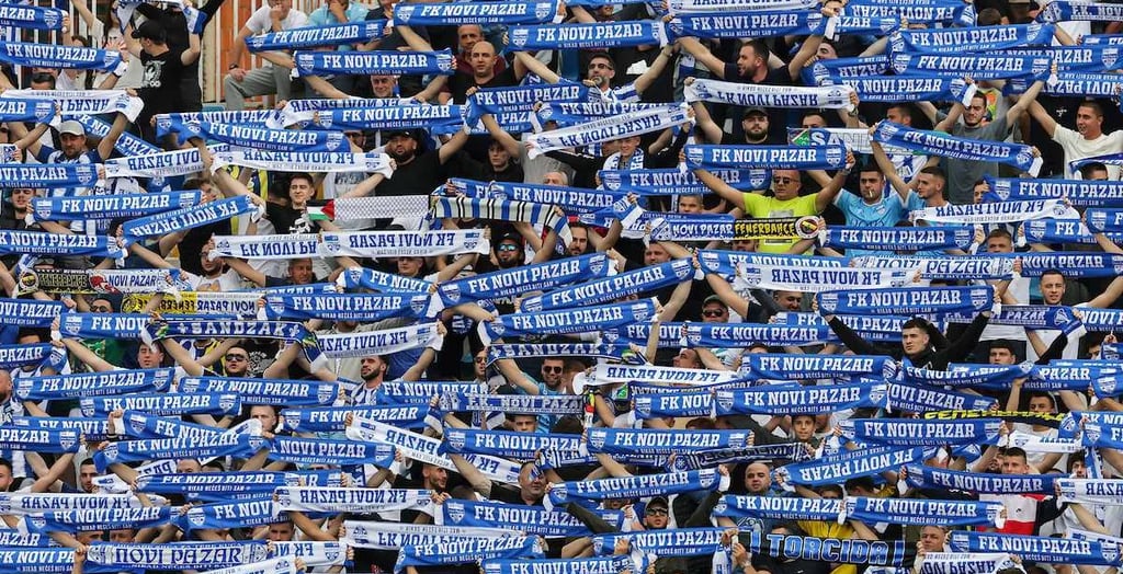 Fan von FK Novi Pazar im Gradski Stadion Novi Pazar während eines Spiels, mit Fahnen, emotionaler Stimmung 