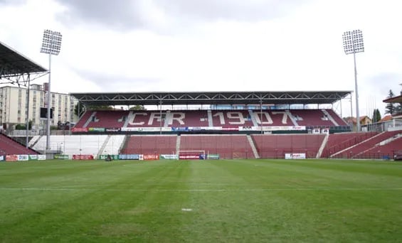 Stadionul Dr. Constantin Rădulescu während eines Spiels von CFR Cluj mit Fans und Tribünen in Cluj-Napoca Rumänien