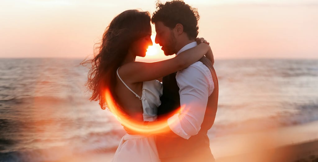 Couple qui s'enlace à la golden hour pendant une séance day after en Vendée par Romain DANIEL