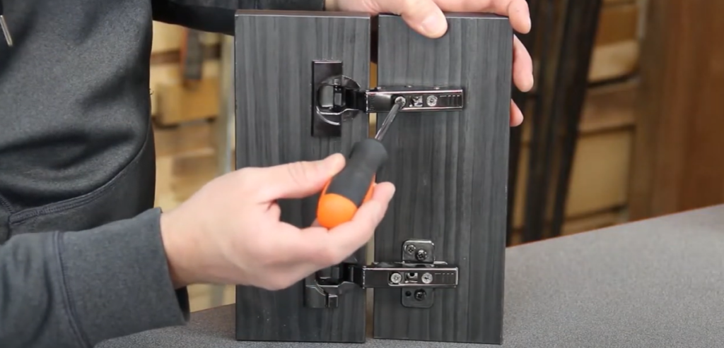 Stolarz montuje zawias puszkowy