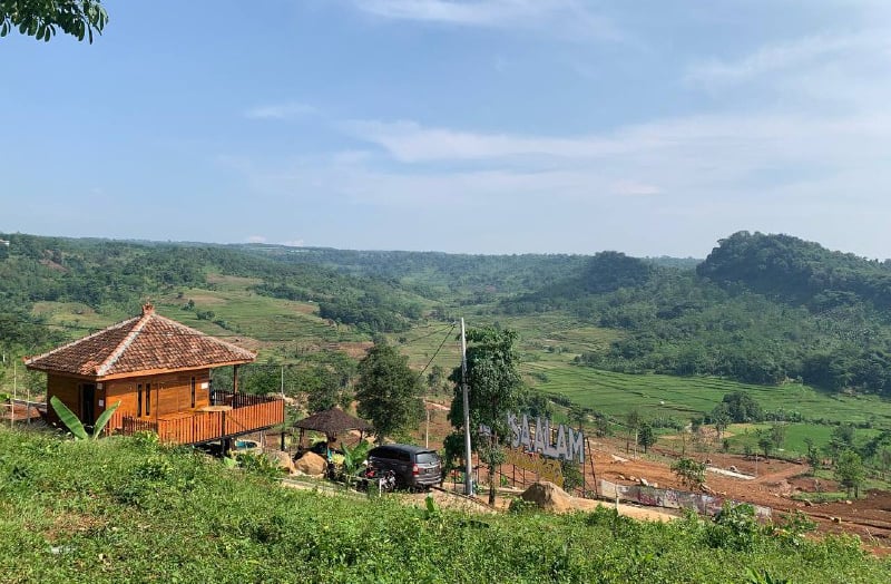 Pemandangan pegunungan hijau yang luas di Nuansa Alam Agroeduwisata, Bogor Timur.
