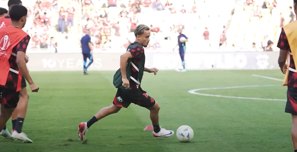 Matheus Gonçalves em aquecimento antes da partida contra o Barcelona.