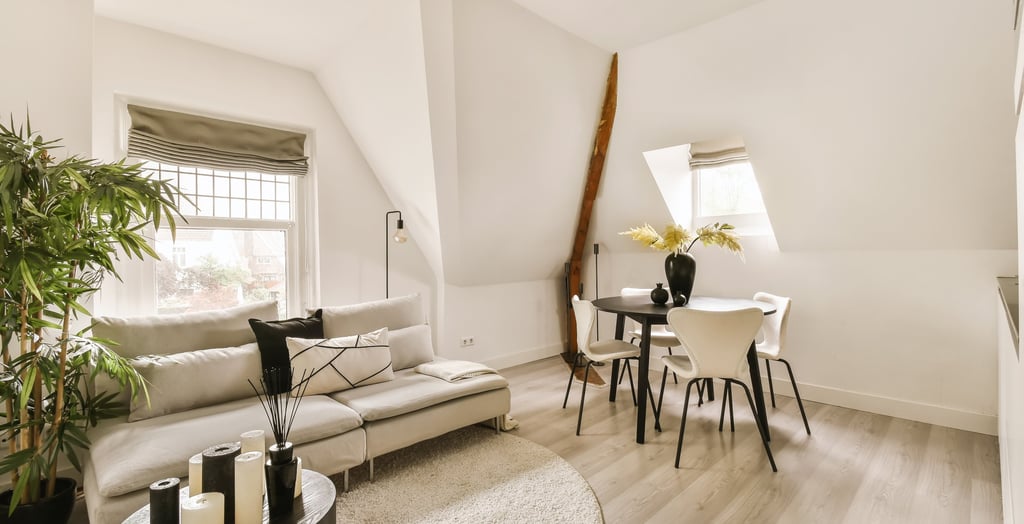 canapé et table à manger dans un appartement près de la fenêtre