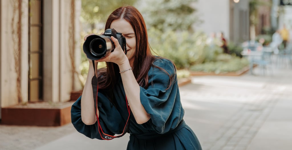 urte foto smiling and taking pictures of her clients in the netherlands