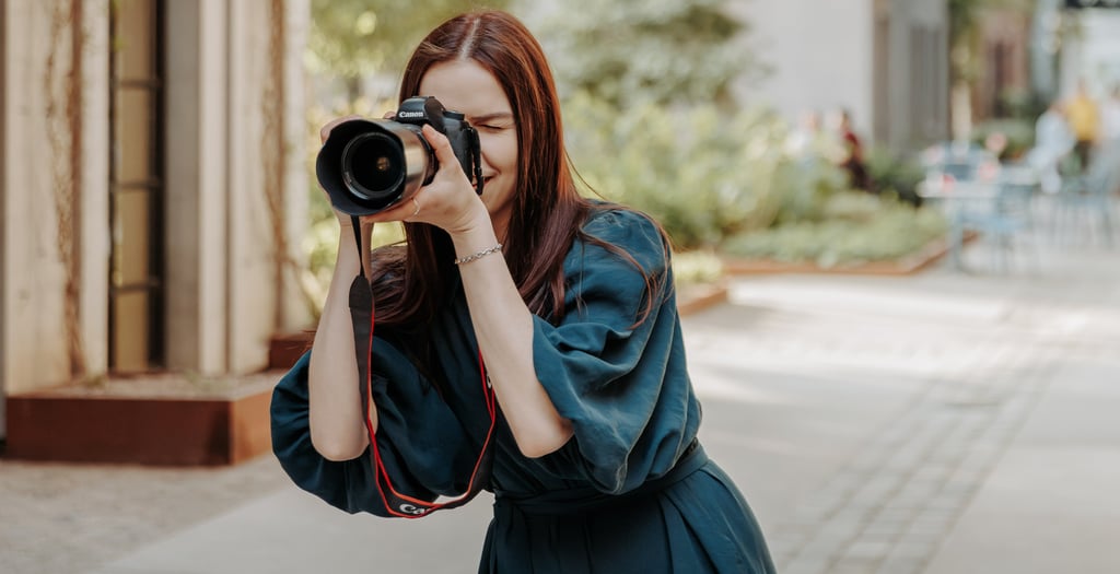 urte foto smiling and taking pictures of her clients in the netherlands