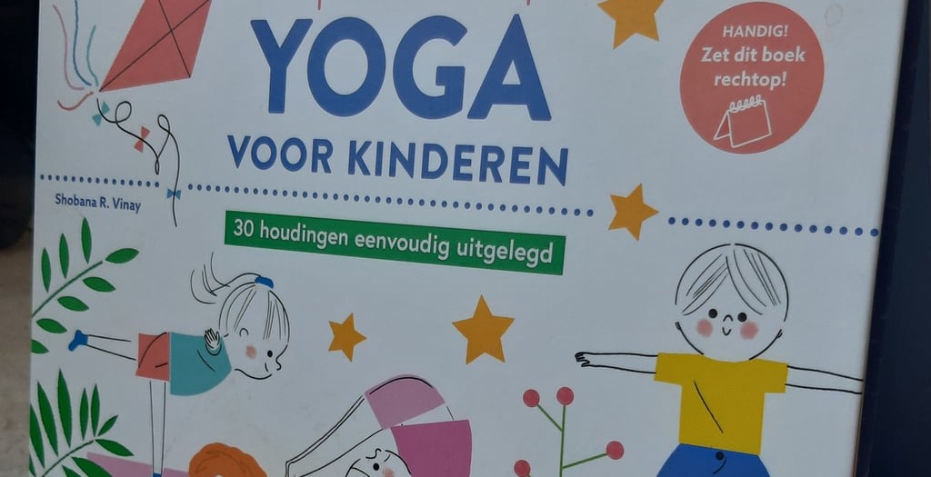 omslag van boek stap voor stap yoga voor kinderen met illustraties kinderen die oefeningen uitvoeren