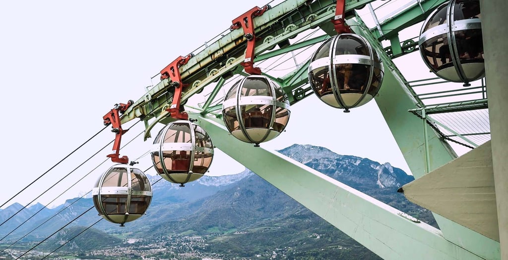 amazing cable car towards Fort de La Bastille