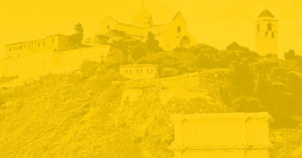 duomo di Ancona con il campanile alla sua destra vista dal arco di traiano con filtro giallo
