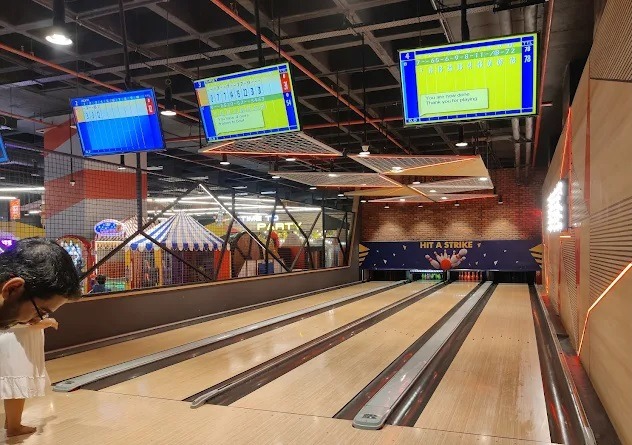 Time zone gaur city Mall