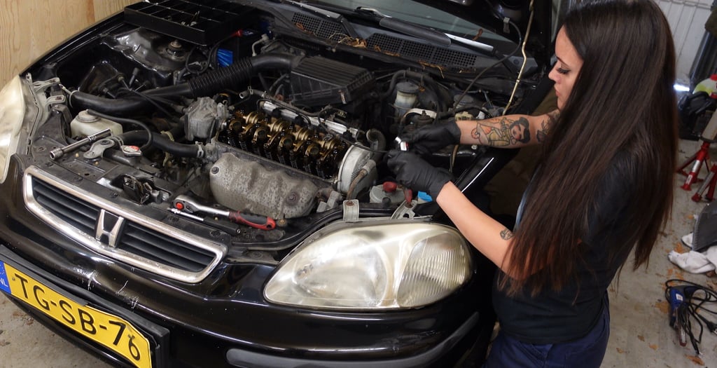Joy van Haelen replacing the timing belt on her Honda Civic D14